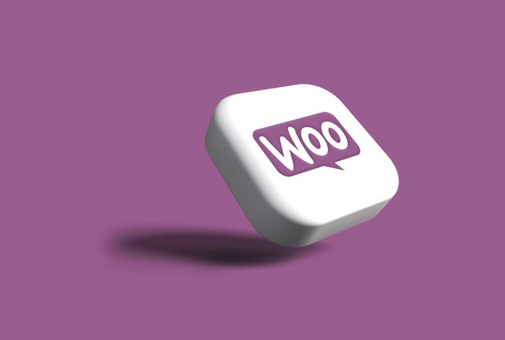 Lila und weiße quadratische Kachel mit dem Wort "woo" als Logo, symbolisch für WooCommerce und Online-Shops