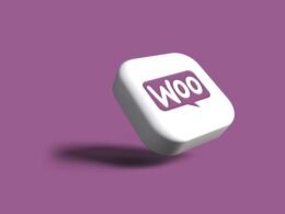 Lila und weiße quadratische Kachel mit dem Wort "woo" als Logo, symbolisch für WooCommerce und Online-Shops