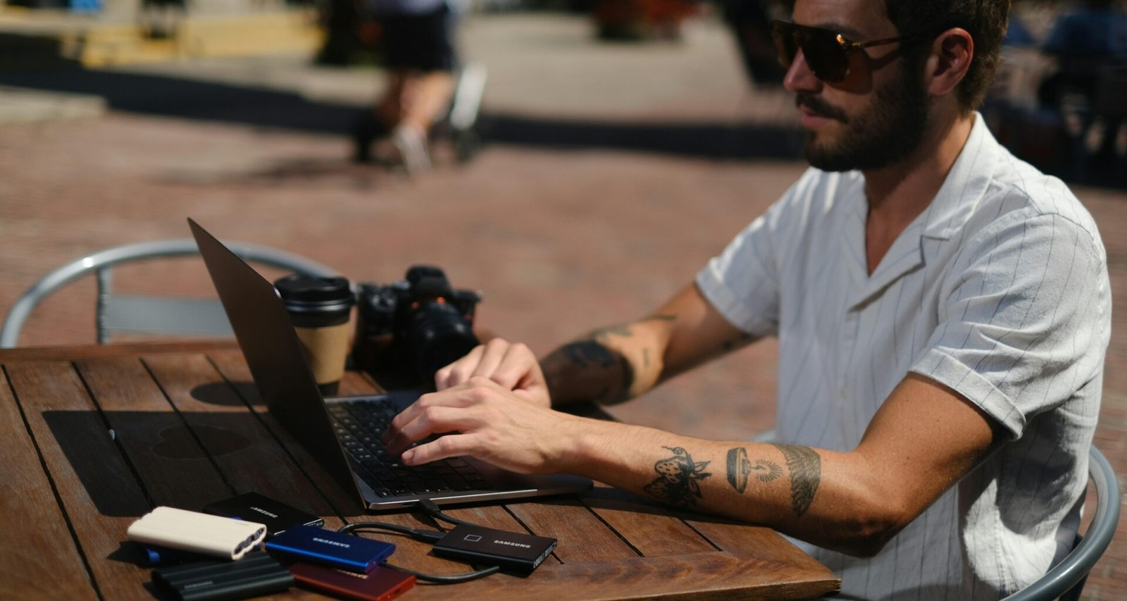 Ein Mann sitzt am Schreibtisch und nutzt einen Laptop für digitale Aufgaben und Kommunikation.