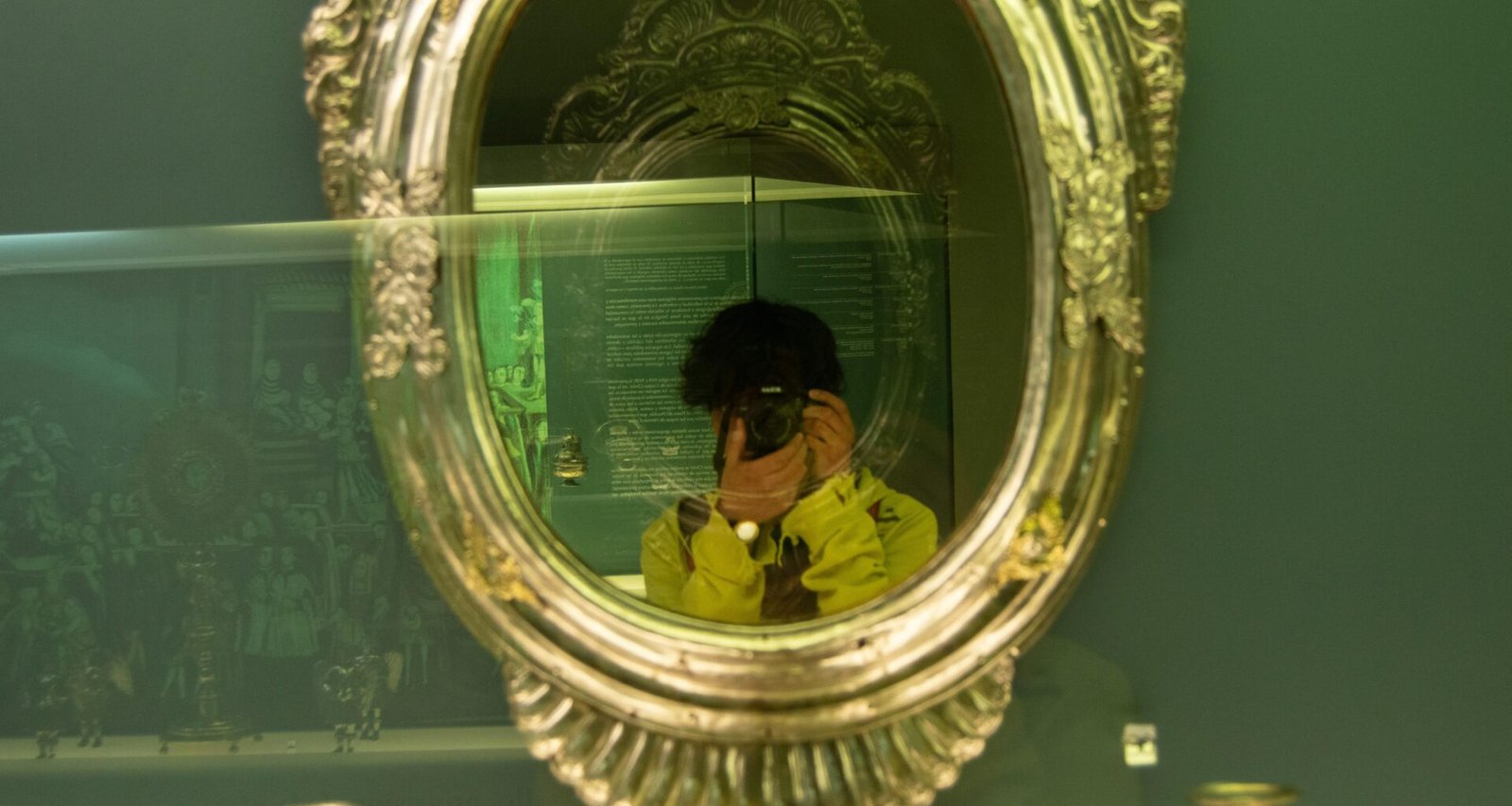 Erwachsener Mann nimmt mit seinem Smartphone ein Foto von sich selbst im Spiegel auf, klassisches digitales Selbstporträt.