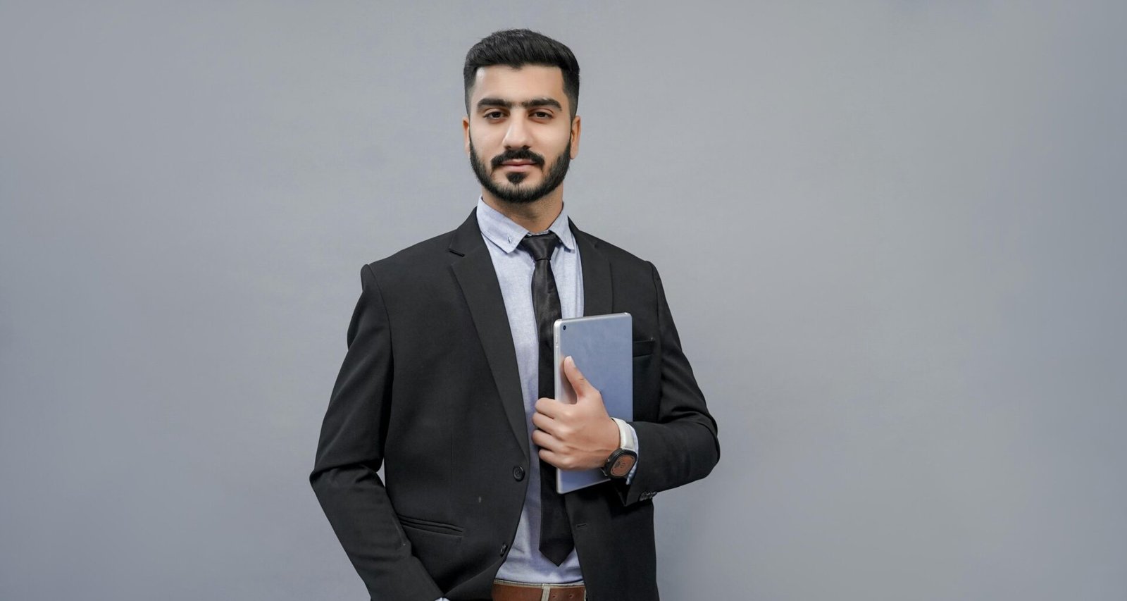 Ein Mann steht und hält ein Buch in den Händen, Fokus auf das Buch und seine Geste, ideal für Beiträge über digitales Lernen.