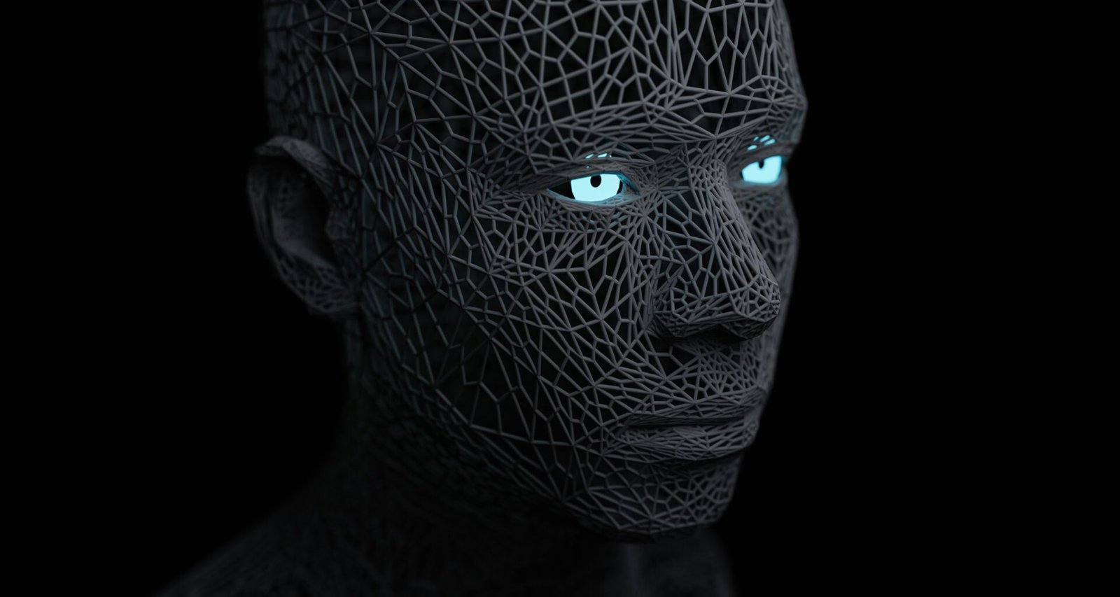 Porträt eines Mannes mit blauen Augen und kurzem Haar vor einem schwarzen Hintergrund, neutral beleuchtet