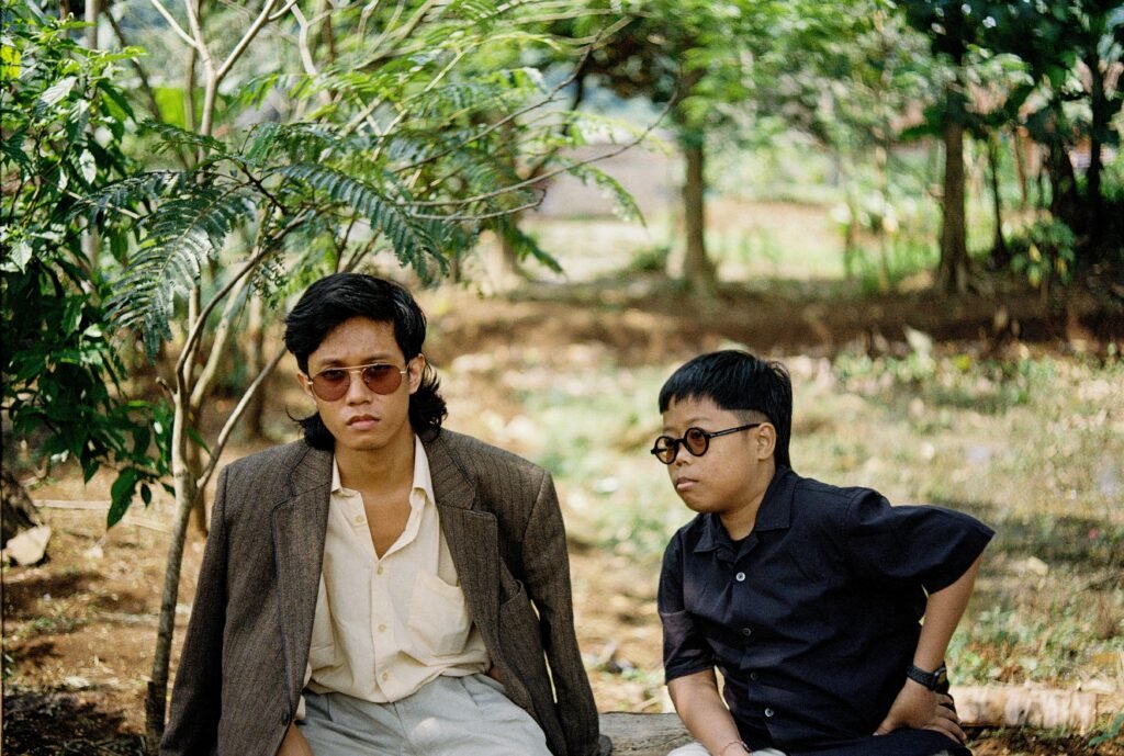 Ein Mann und eine Frau sitzen nebeneinander auf einer Parkbank im Freien und führen ein Gespräch miteinander.