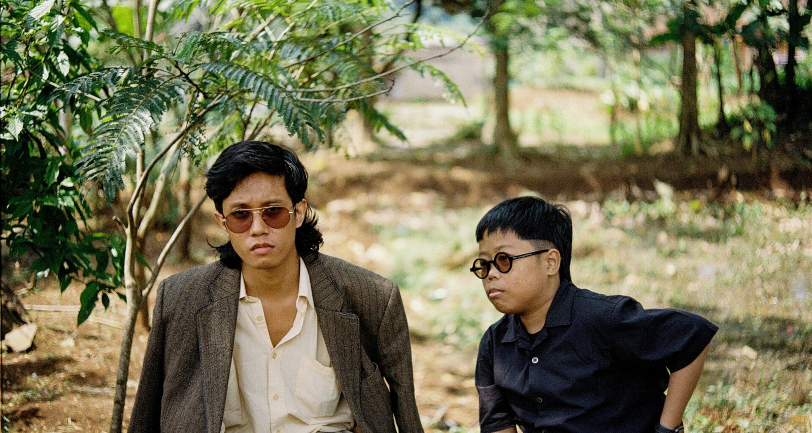 Ein Mann und eine Frau sitzen nebeneinander auf einer Parkbank im Freien und führen ein Gespräch miteinander.