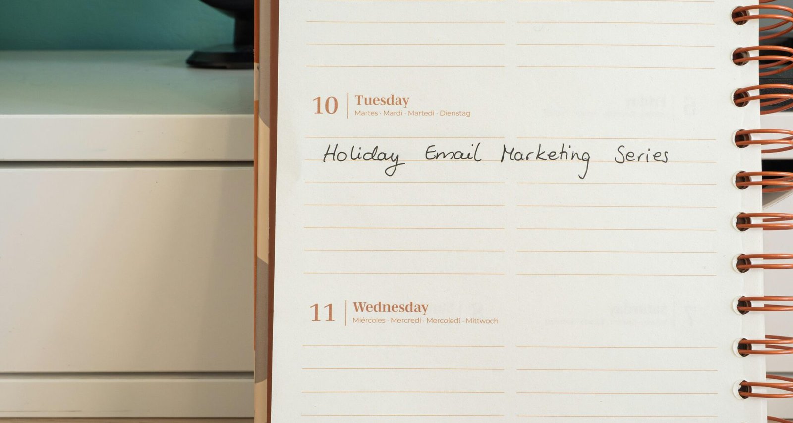 Notizblock mit der Aufschrift 'Holiday Email Marketing Series' als Konzept für saisonale E-Mail-Kampagnen.