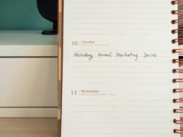 Notizblock mit der Aufschrift 'Holiday Email Marketing Series' als Konzept für saisonale E-Mail-Kampagnen.