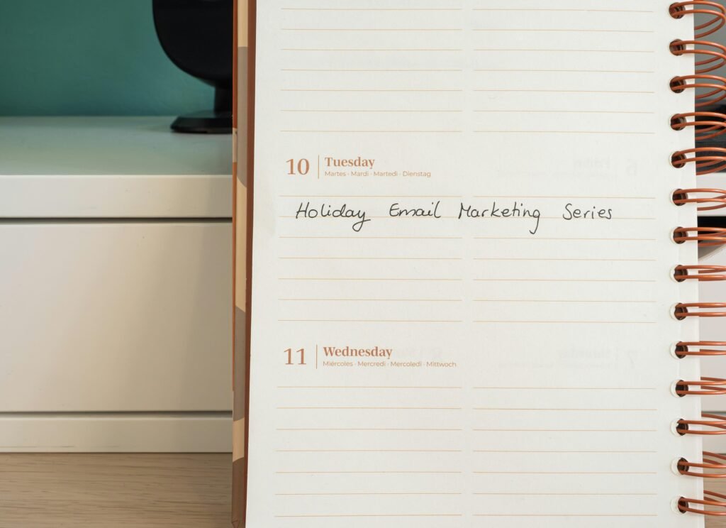 Notizbuch mit handschriftlichem Text 'Holiday Email Marketing Series' als Symbol für E-Mail-Marketing-Kampagnen