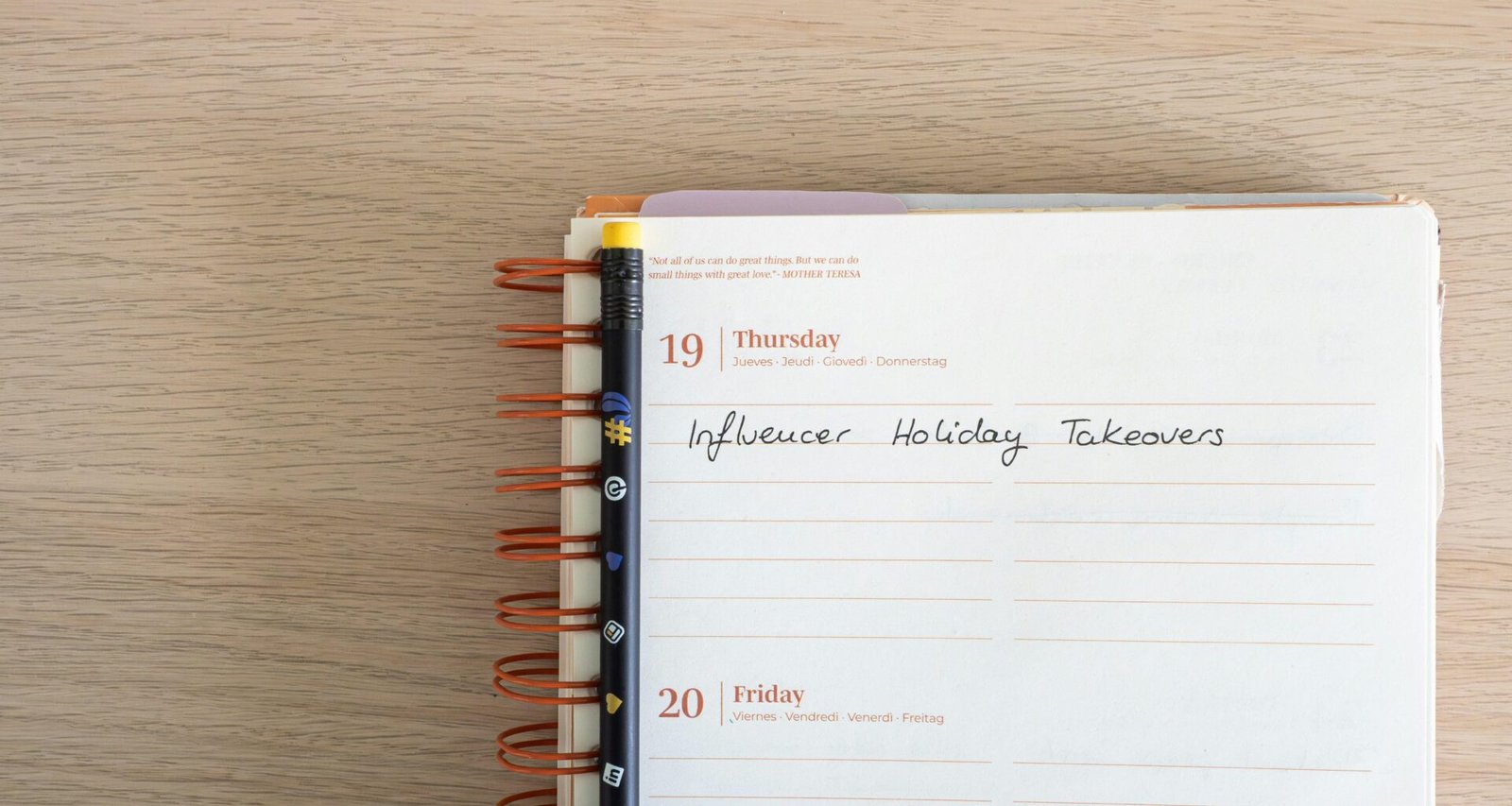 Notizblock mit handschriftlichen Notizen auf einem Holztisch als Symbol für strukturierte Arbeitsweise