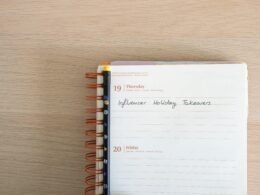 Notizblock mit handschriftlichen Notizen auf einem Holztisch als Symbol für strukturierte Arbeitsweise