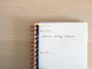 Notizblock mit handschriftlichen Notizen auf einem Holztisch als Symbol für strukturierte Arbeitsweise