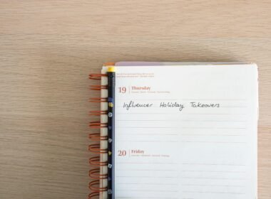 Notizblock mit handschriftlichen Notizen auf einem Holztisch als Symbol für strukturierte Arbeitsweise