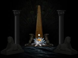 Ein hoher Obelisk, eingerahmt von steinernen Sphinxfiguren und dekorativen Säulen, steht im Mittelpunkt des Bildes.