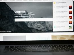 Offener Laptop-Computer auf einem Schreibtisch in moderner Arbeitsumgebung, geeignet für Homeoffice oder Büro