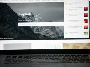 Offener Laptop-Computer auf einem Schreibtisch in moderner Arbeitsumgebung, geeignet für Homeoffice oder Büro