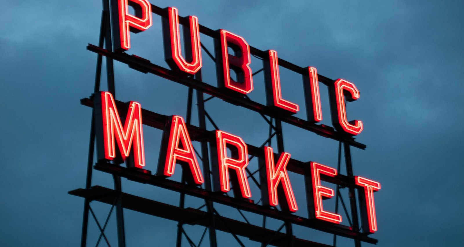 Leuchtendes Public Market Schild in der Nacht, ideal für Beiträge über urbane Märkte und Stadtentwicklung
