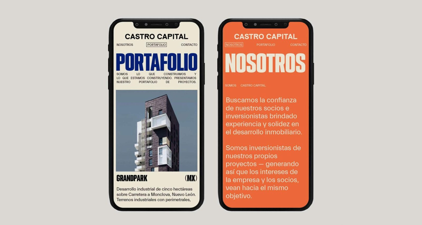 Zwei Smartphones liegen nebeneinander auf einem Tisch, die Displays sind sichtbar und zeigen unterschiedliche Inhalte