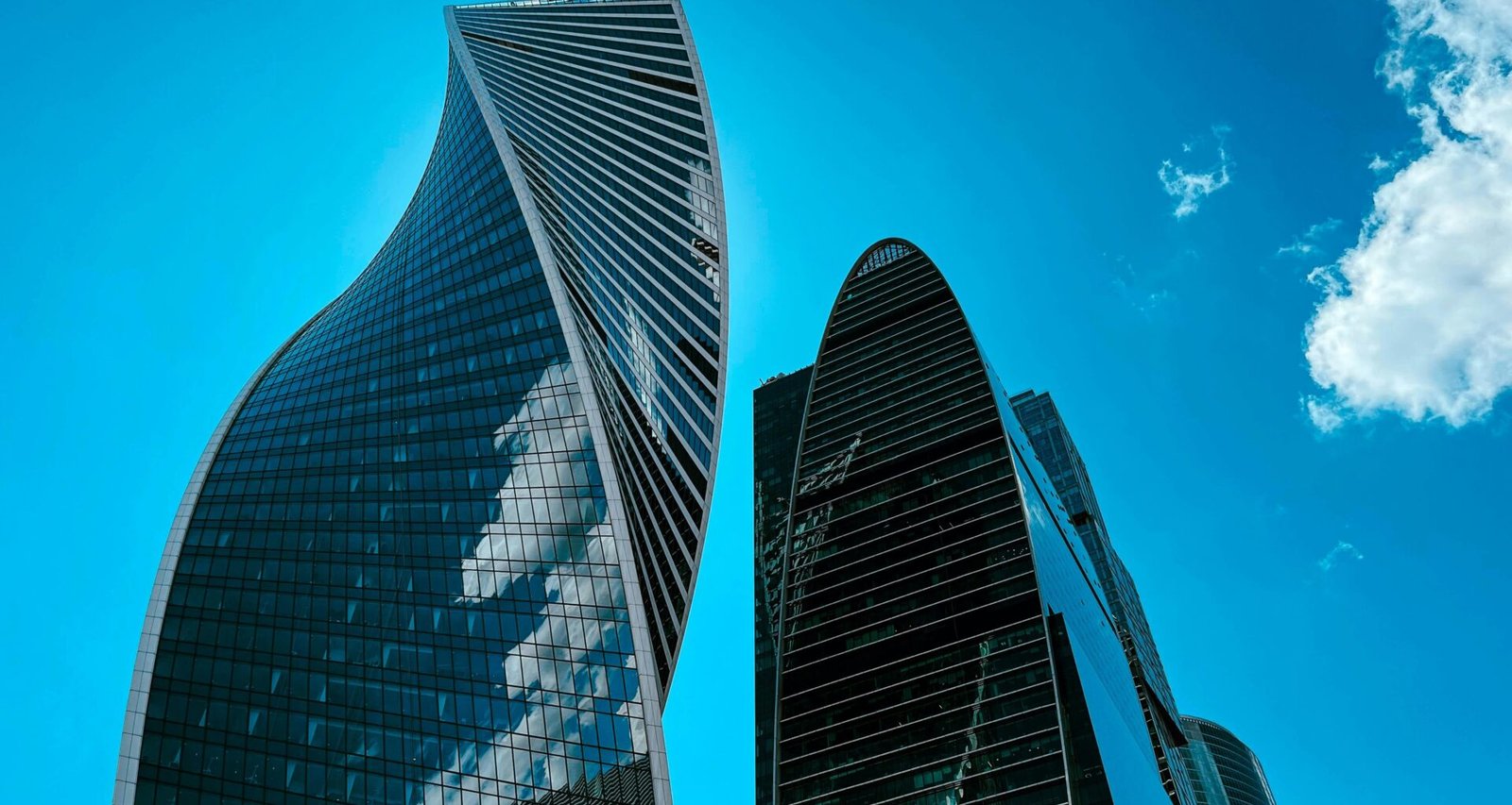 Mehrere hohe Gebäudekomplexe stehen dicht beieinander und bilden eine beeindruckende urbane Skyline.