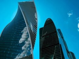 Mehrere hohe Gebäudekomplexe stehen dicht beieinander und bilden eine beeindruckende urbane Skyline.