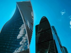 Mehrere hohe Gebäudekomplexe stehen dicht beieinander und bilden eine beeindruckende urbane Skyline.