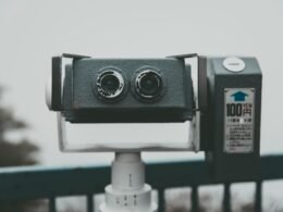 Zwei Kameras nebeneinander auf einem stabilen Metallpfosten, fotografiert für einen Technik-Artikel