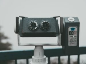 Zwei Kameras nebeneinander auf einem stabilen Metallpfosten, fotografiert für einen Technik-Artikel