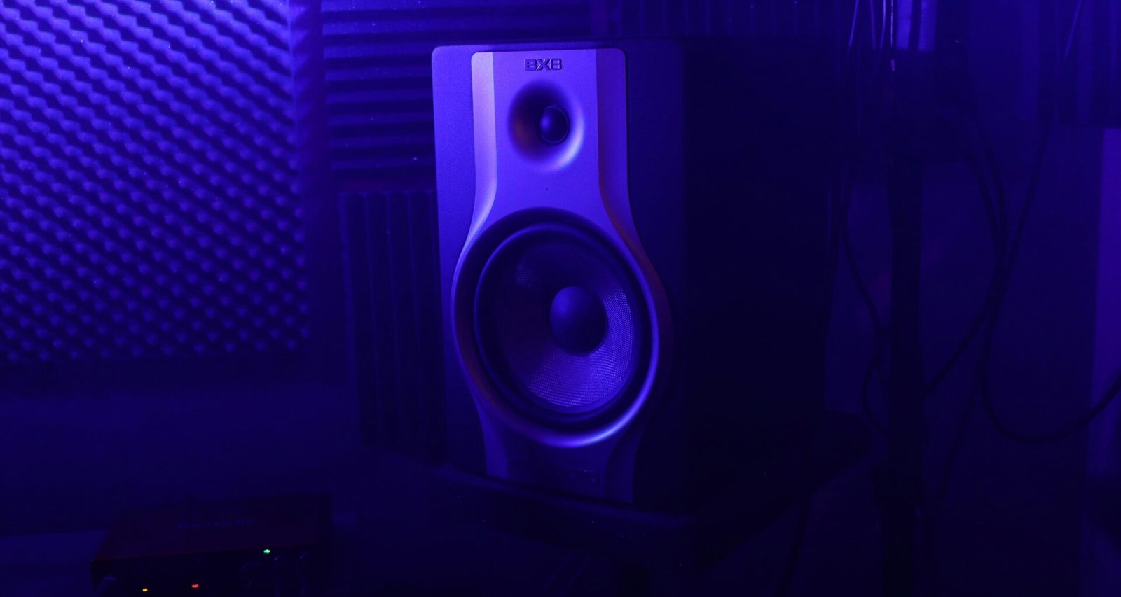 Zwei moderne Lautsprecher auf einem Tisch, ideal für den Schreibtisch im Büro oder Homeoffice, fotografiert von Panagiotis Falcos