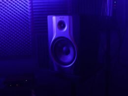 Zwei moderne Lautsprecher auf einem Tisch, ideal für den Schreibtisch im Büro oder Homeoffice, fotografiert von Panagiotis Falcos