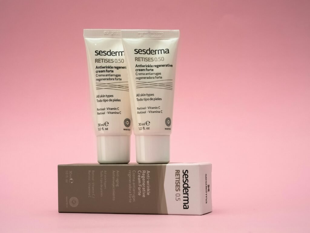 Zwei Röhren stehen nebeneinander auf einer rechteckigen Box, fotografiert in Nahaufnahme für einen modernen Look.