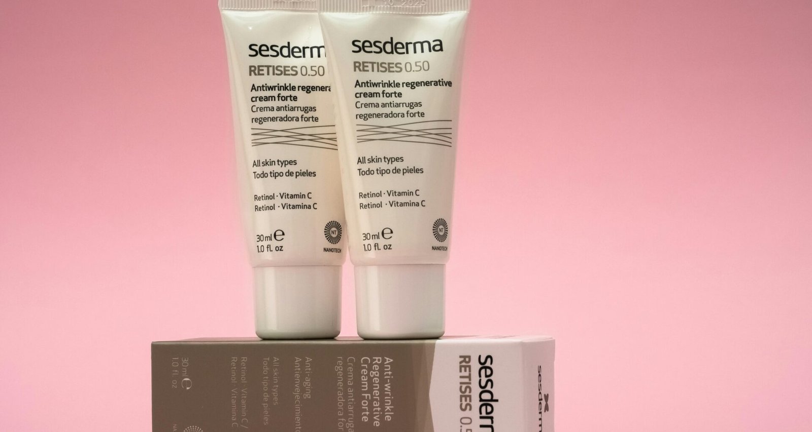 Zwei Röhren stehen nebeneinander auf einer rechteckigen Box, fotografiert in Nahaufnahme für einen modernen Look.