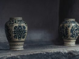 Zwei Vasen, arrangiert auf einer Steinmauer, eignen sich als stilvolle Dekoration für verschiedene Raumsituationen.