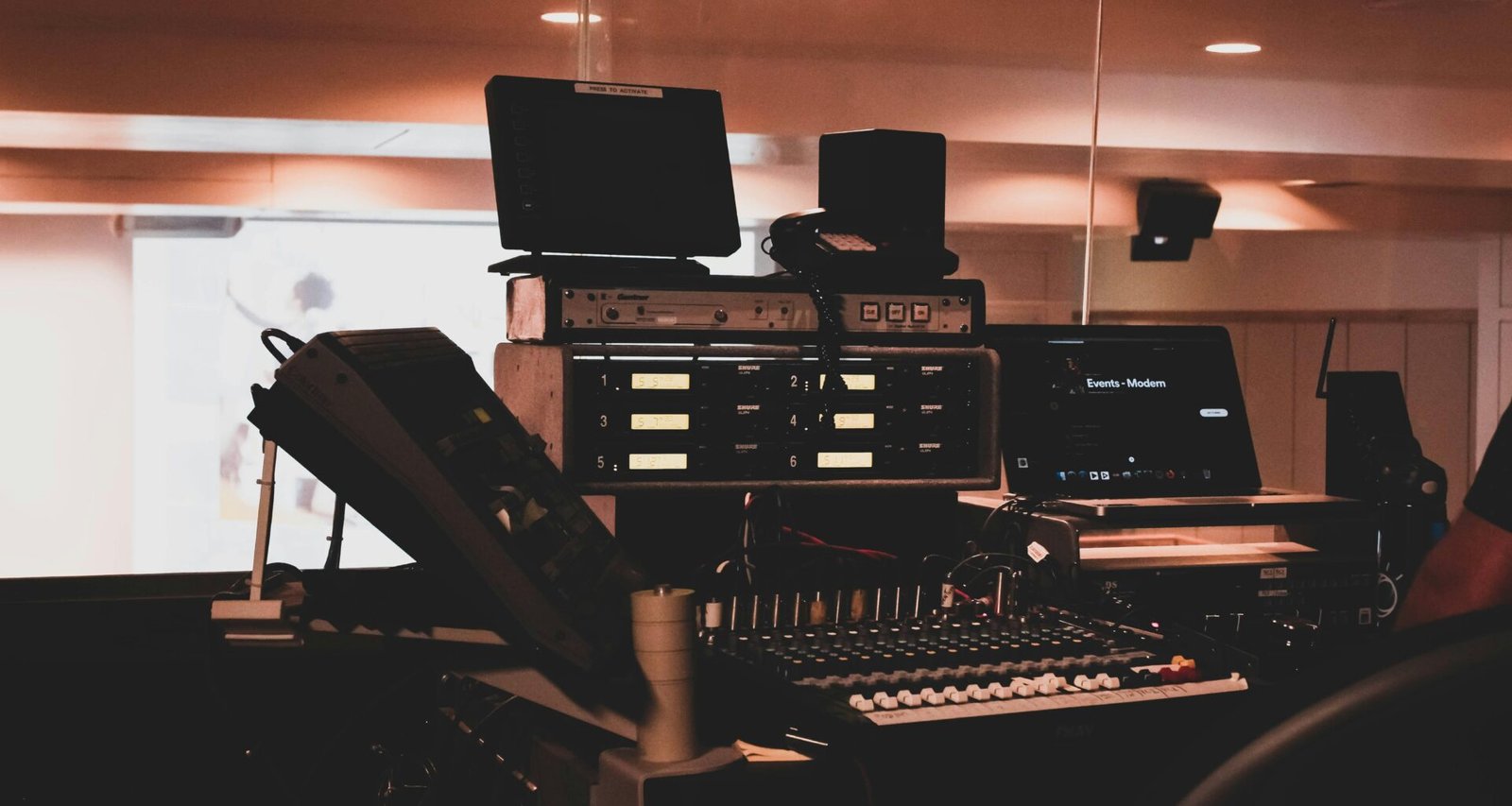 Ein großer Raum mit einer industriellen Maschine und einer Computertastatur, aufgenommen aus frontalem Blickwinkel.