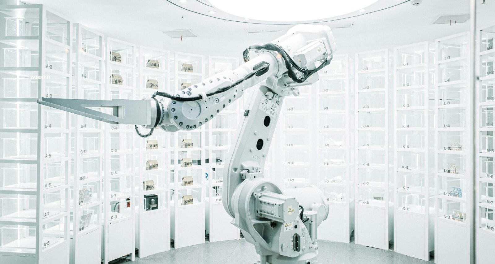 Großer Raum mit zahlreichen modernen Maschinen und technischen Geräten, fotografiert aus zentraler Perspektive.