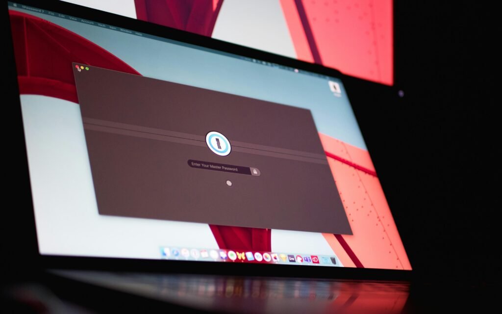 Rechteckiges Mobilgerät auf neutralem Hintergrund, Fokus auf modernes Design und technische Details