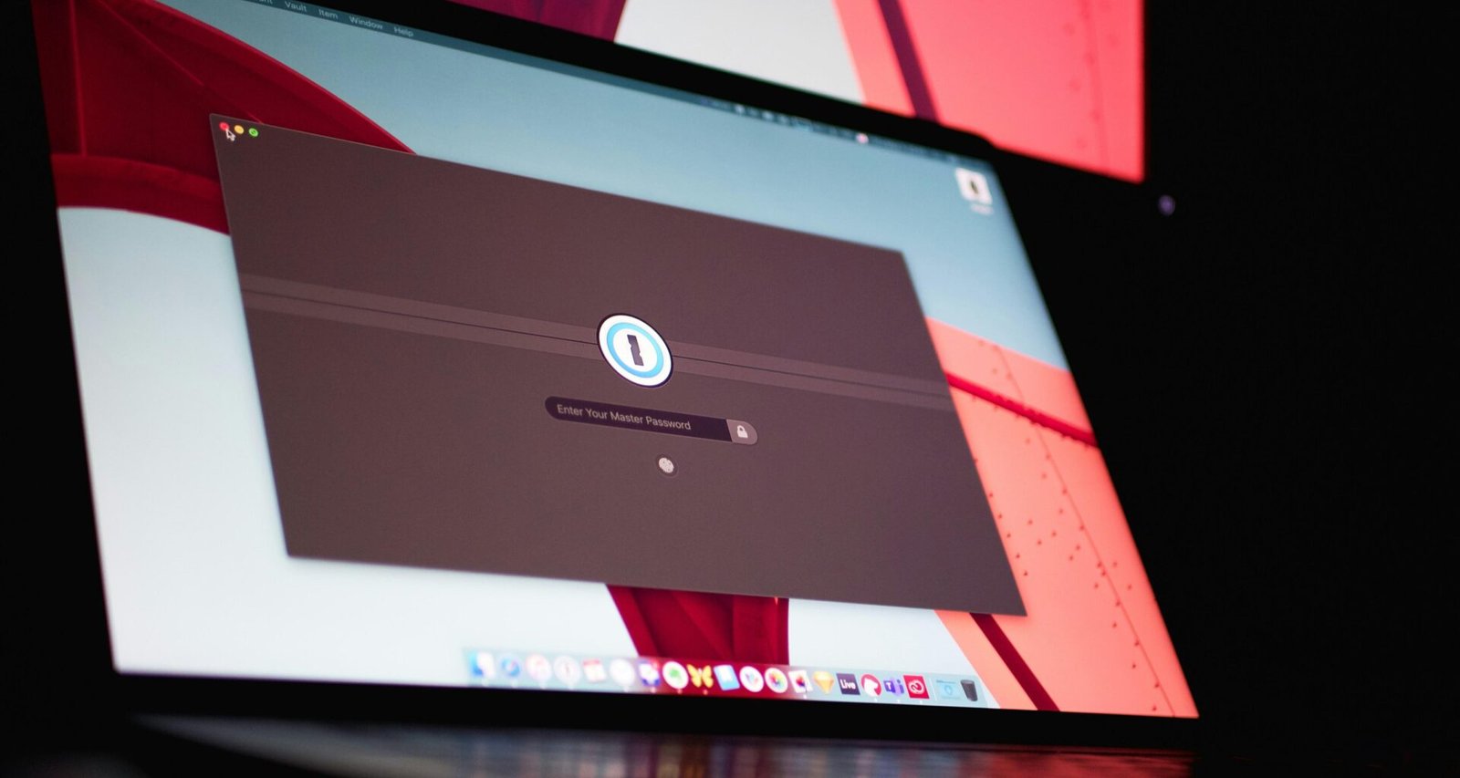 Rechteckiges Mobilgerät auf neutralem Hintergrund, Fokus auf modernes Design und technische Details