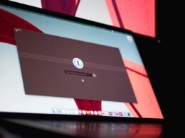 Rechteckiges Mobilgerät mit schlankem Design auf neutralem Hintergrund, geeignet für technologische und digitale Themen