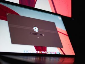 Rechteckiges Mobilgerät auf neutralem Hintergrund, Fokus auf modernes Design und technische Details