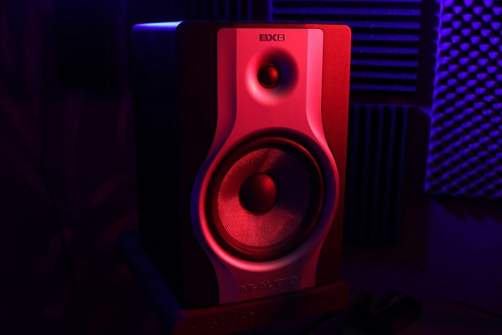 Roter und schwarzer Lautsprecher steht auf einem Schreibtisch, geeignet für Artikel über moderne Technik und Audio-Lösungen.