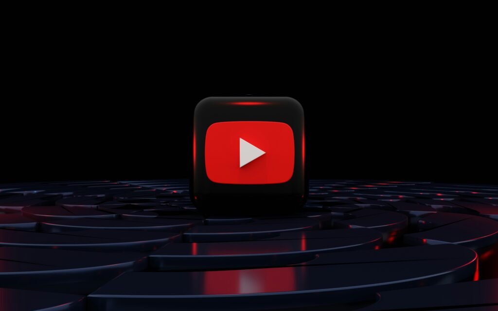Roter Play-Button prominent platziert auf schwarzem Hintergrund, Sinnbild für digitale Videoinhalte und Streaming-Plattformen.