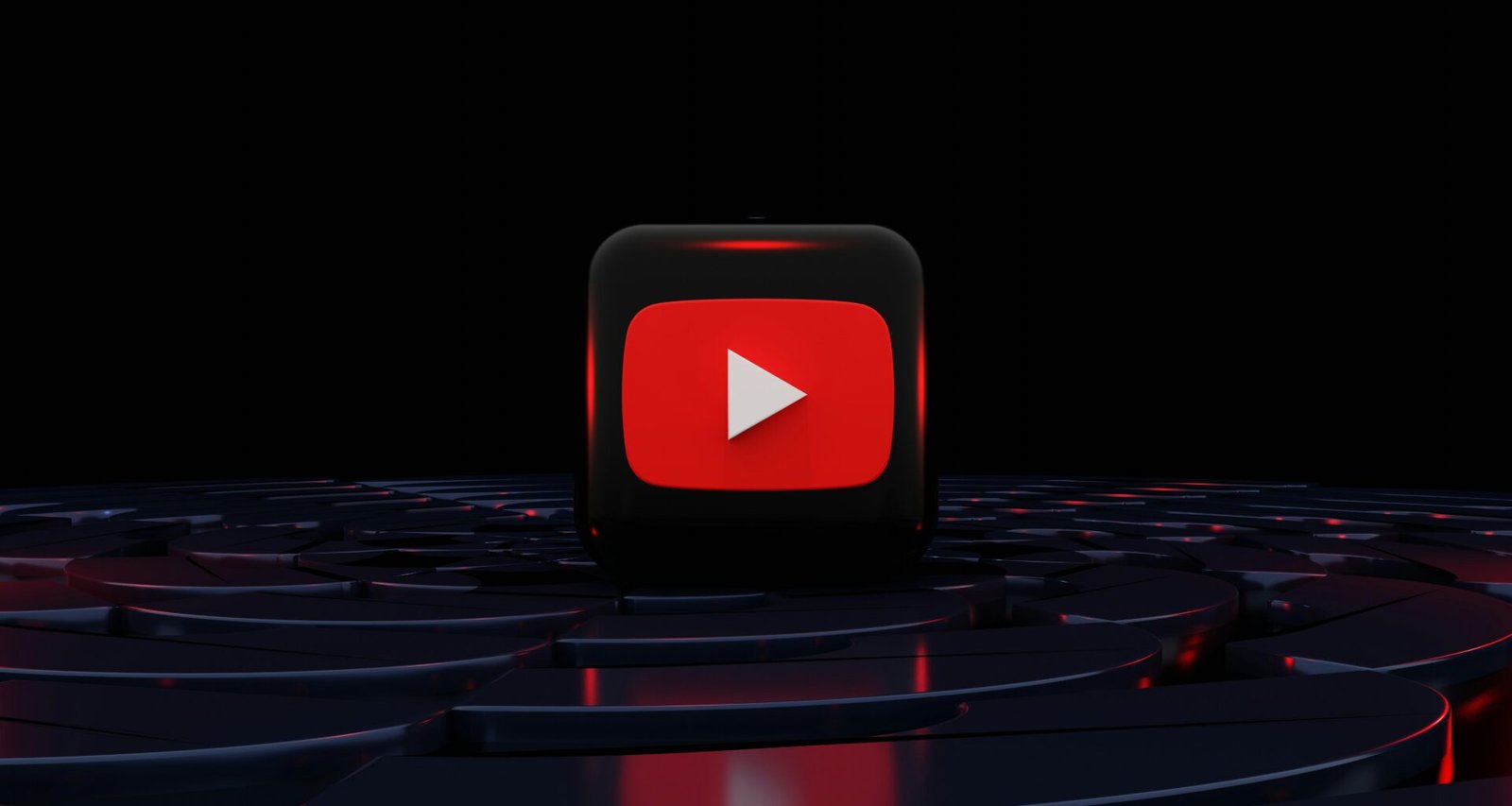 Roter Play-Button prominent platziert auf schwarzem Hintergrund, Sinnbild für digitale Videoinhalte und Streaming-Plattformen.
