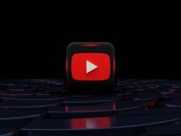 Roter Play-Button vor schwarzem Hintergrund als symbolisches Motiv für digitale Medien und Streaming-Technologie