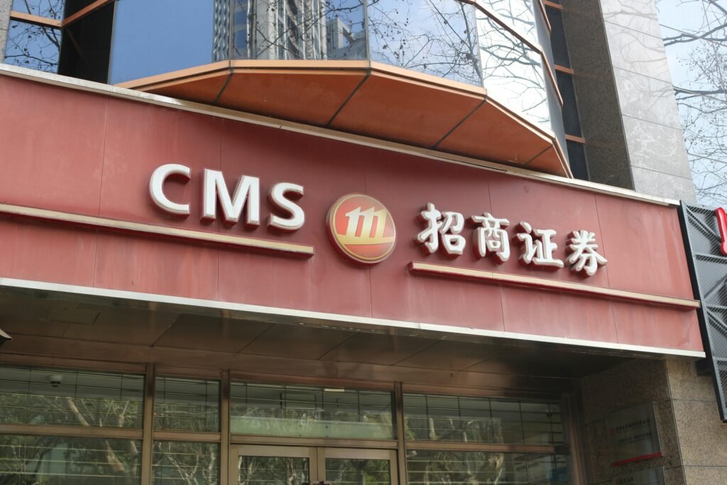 Rotes modernes Gebäude mit gut lesbarem CMS 11 Schild an der Fassade, passend zu Themen rund um Technologie und Web