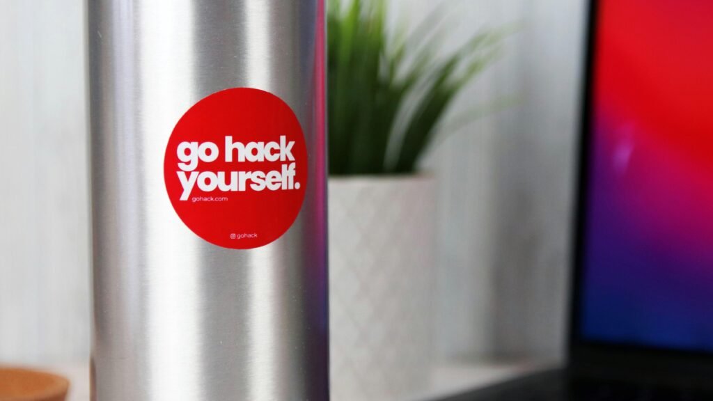 Ein auffälliges rotes Schild klebt an einer klaren Glastür und signalisiert eine wichtige Information für Besucher.