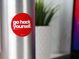 Ein auffälliges rotes Schild klebt an einer klaren Glastür und signalisiert eine wichtige Information für Besucher.