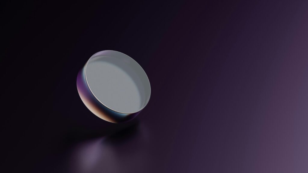 Ein rundes Objekt liegt auf einem einfarbigen, violetten Hintergrund, klar und zentral im Bild platziert.