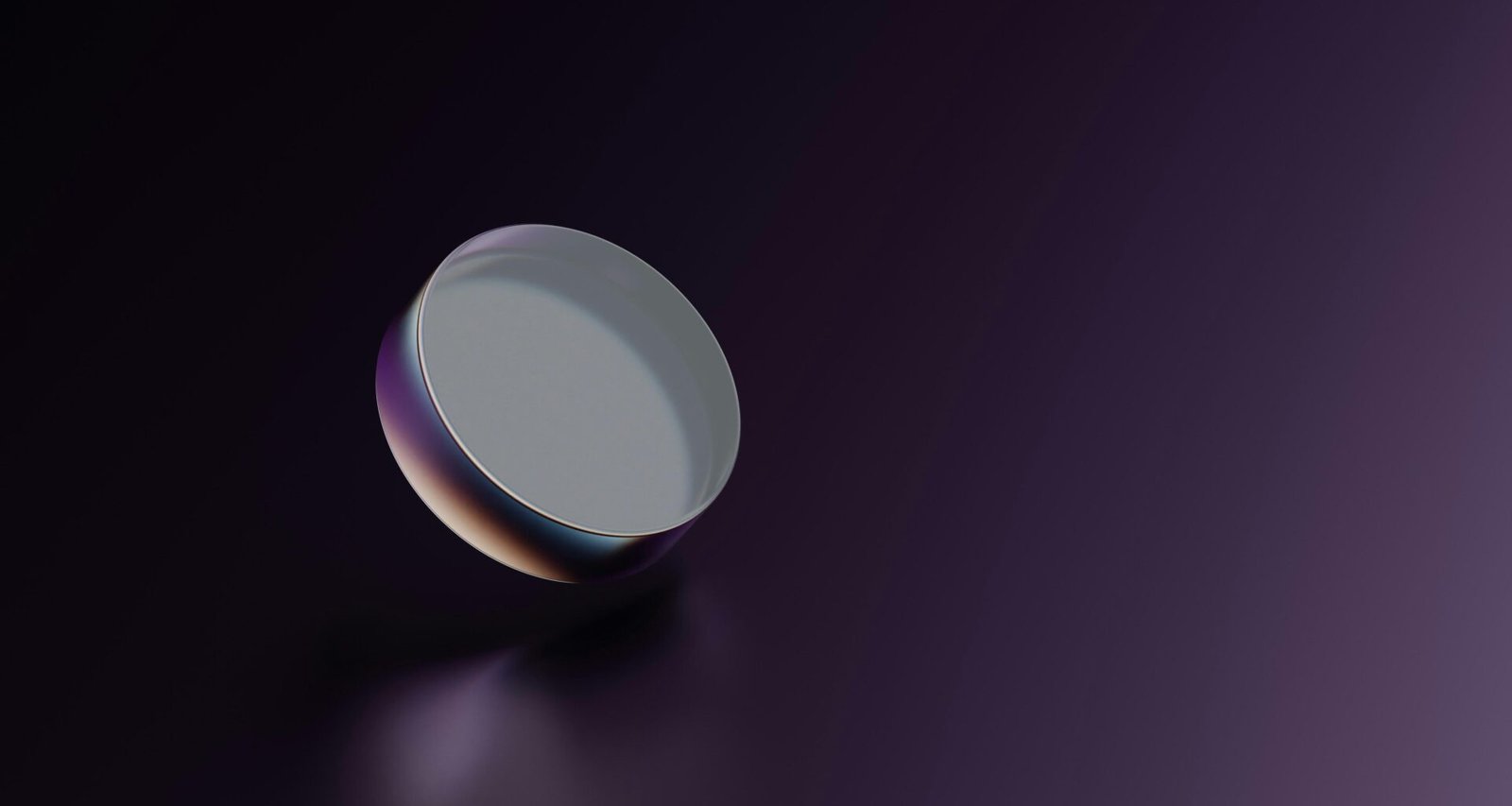 Ein rundes Objekt liegt auf einem einfarbigen, violetten Hintergrund, klar und zentral im Bild platziert.