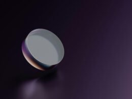 Ein rundes Objekt liegt auf einem einfarbigen, violetten Hintergrund, klar und zentral im Bild platziert.