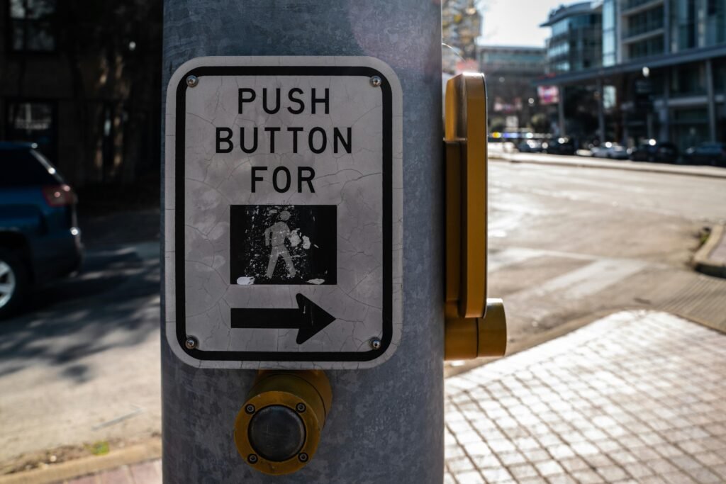 Ein Schild auf einem Metallpfosten vor einem hellen Hintergrund als Symbol für Orientierung und Struktur im Online-Marketing