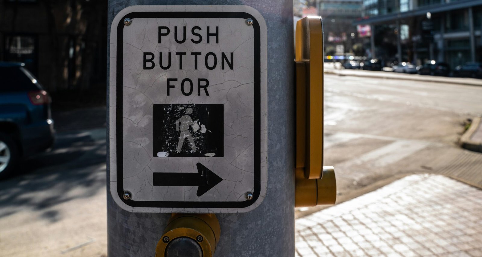 Ein Schild auf einem Metallpfosten vor einem hellen Hintergrund als Symbol für Orientierung und Struktur im Online-Marketing