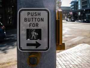 Ein Schild auf einem Metallpfosten vor einem hellen Hintergrund als Symbol für Orientierung und Struktur im Online-Marketing