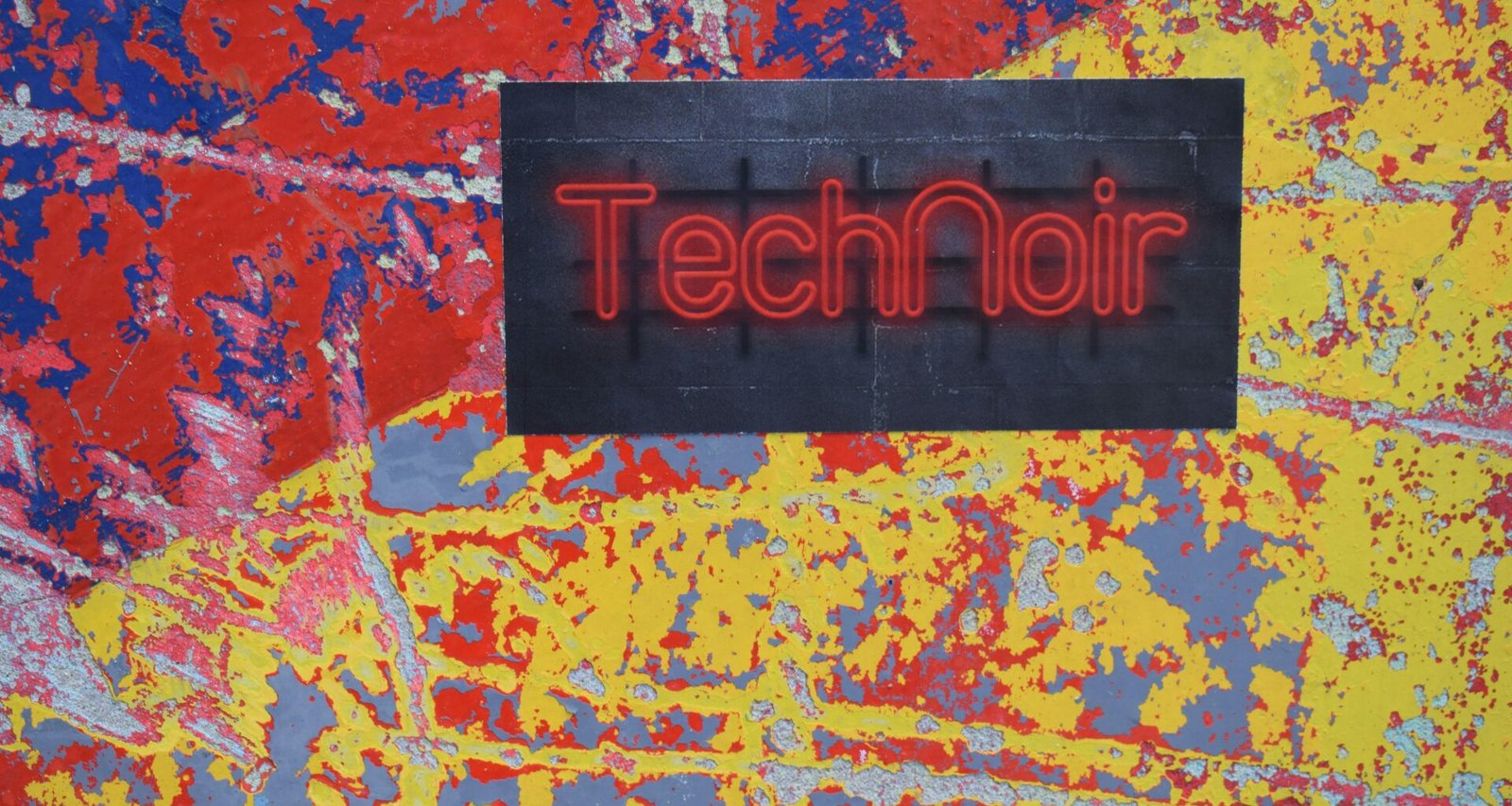 Ein Schild mit klarer Beschriftung ist prominent auf einer gemauerten Wand angebracht und dient der Orientierung.